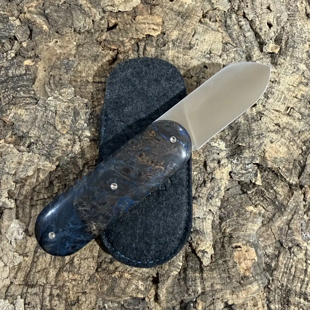 Le Cerbère en Loupe d&rsquo;Amboine teintée