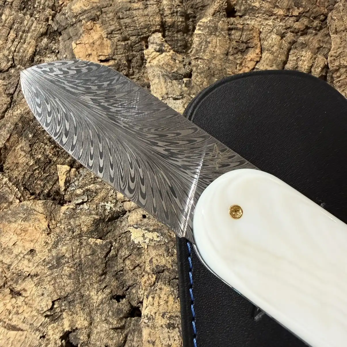 Le Cerbère en Nacre d&rsquo;eau douce & damas « Plume » – Intercalaire bleu